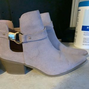 Beige booties. Pointy toe.